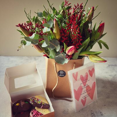 Ons Valentijnstrio – een liefdevol boeket, huisgemaakte koekjes en een kaart