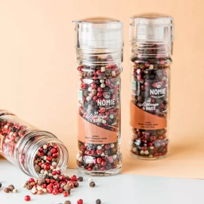 Hele kruiden in een navulbare glazen molen